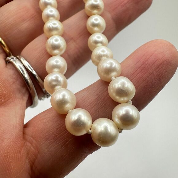 8" freshwater pearl, hand knotted in between with silver tone closed ring clasp! - Picture 4 of 10